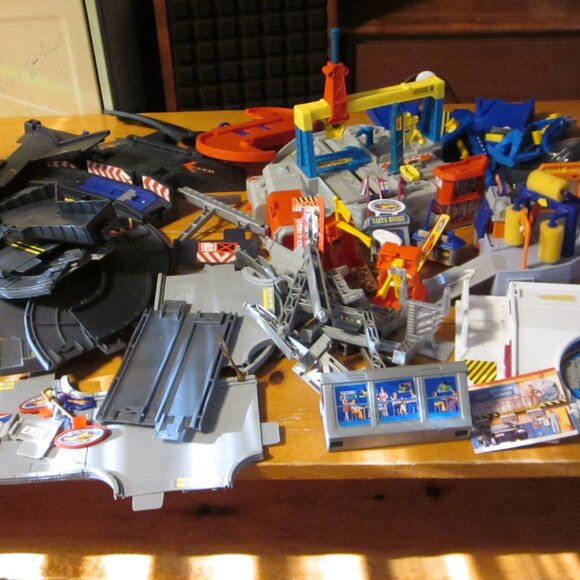vtg whole lot Hot Wheel tracks building signs street light...